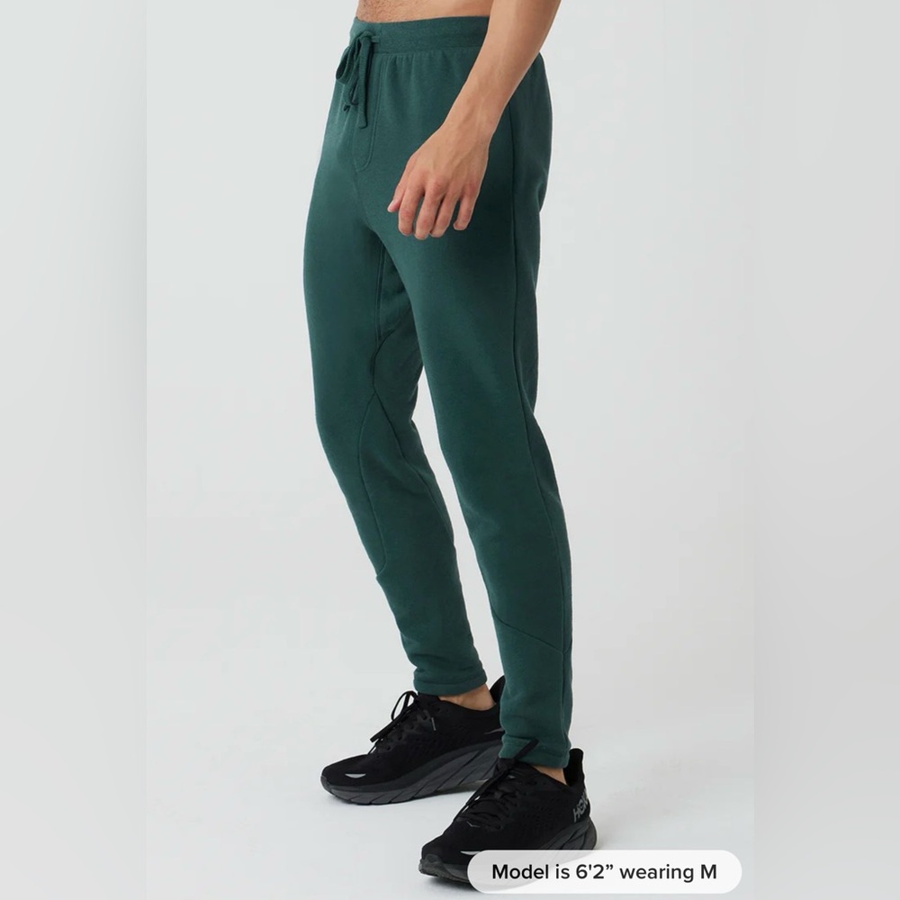ALO The Triumph Sweatpant in Midnight Green